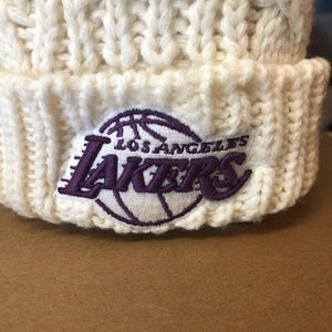 New with tags - women’s Lakers beanie